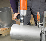 Сверлит отверстия по стали, диаметром 14-25 мм, по алюминию, диаметром 14-30 мм.