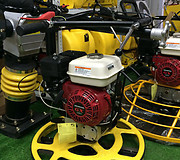 Оборудована бензиновыми двигателями Loncin MG160, Robin EX13, Honda GX160